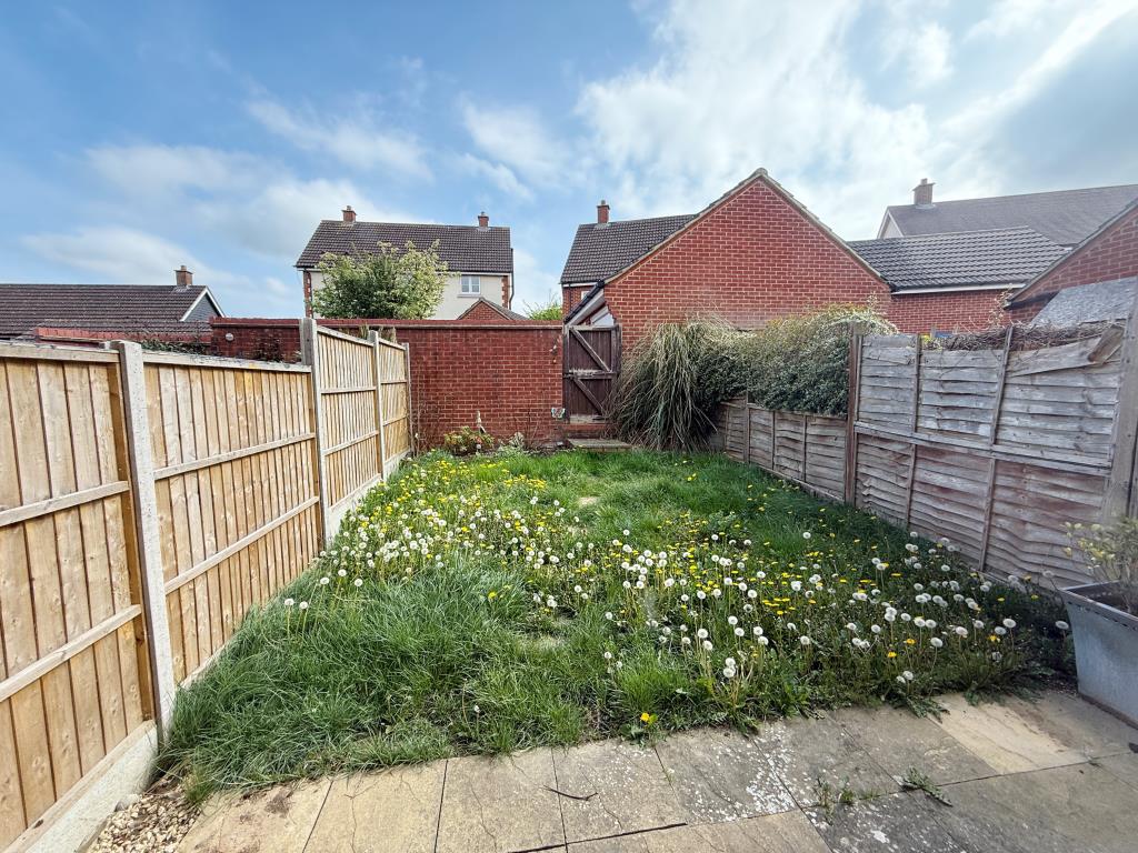 Lot: 137 - MID-TERRACE HOUSE FOR REFURBISHMENT - Garden